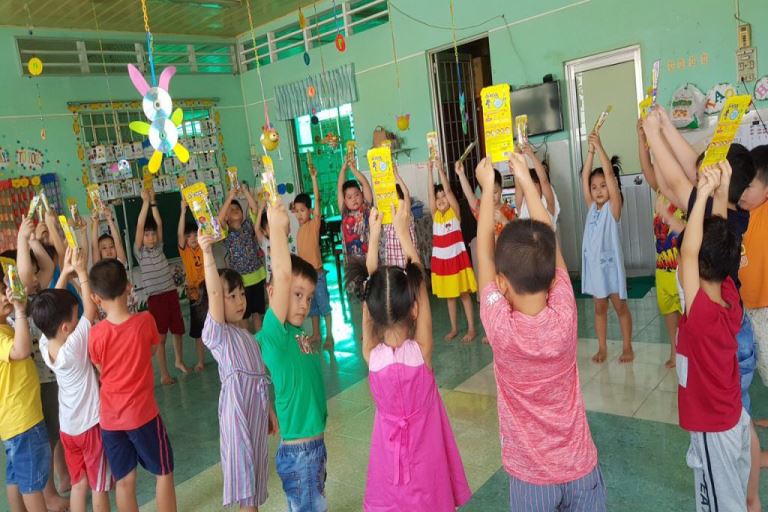 Dr. Kool presented 480 gifts to Hoa Lan and Vinh Long preschools’ children