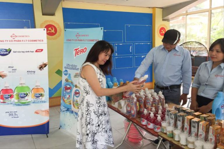 FIT participated in the charity fair to support poor students in Ha Giang