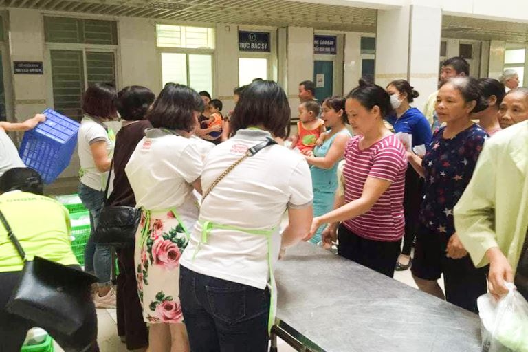 FIT donates 850 charitable meals to poor patients at K Hospital and Hanoi National Institute of Burns.