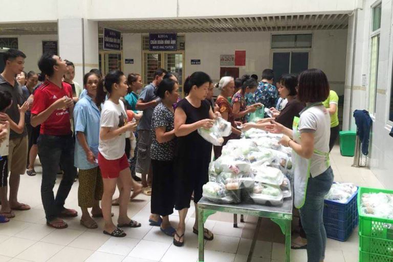 FIT continues to offer 850 free meals to impoverished patients at the National Institute of Burns and K Hospital