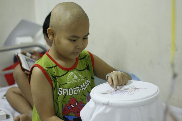 FIT team sponsors gifts for an 11-year-old cancer boy following “Dream for you” program