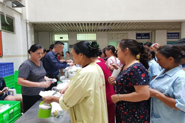 FIT offered meal to patients at the National Burn Institute and Tan Trieu K3 Institute