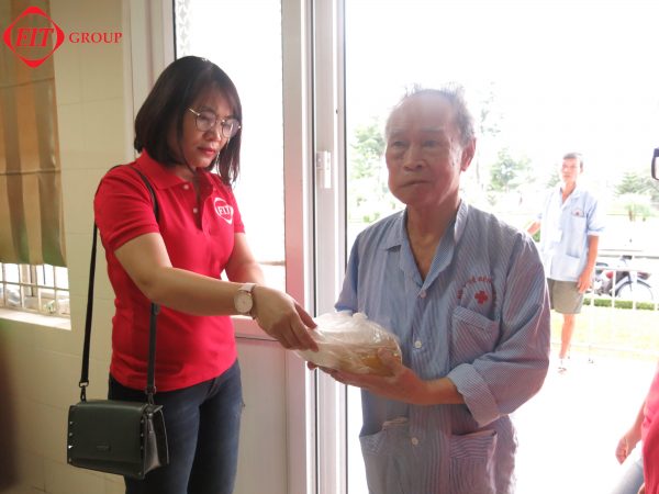 FIT Group accompanied with Hoa Chum Ngay group gave away nearly 800 free meals at K3 Tan Kieu Hospital and the National Institute of Burns