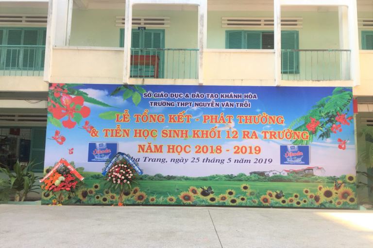 Vikoda sponsors for the Closing Ceremony – Awarding at Nguyen Van Troi High School, Khanh Hoa province