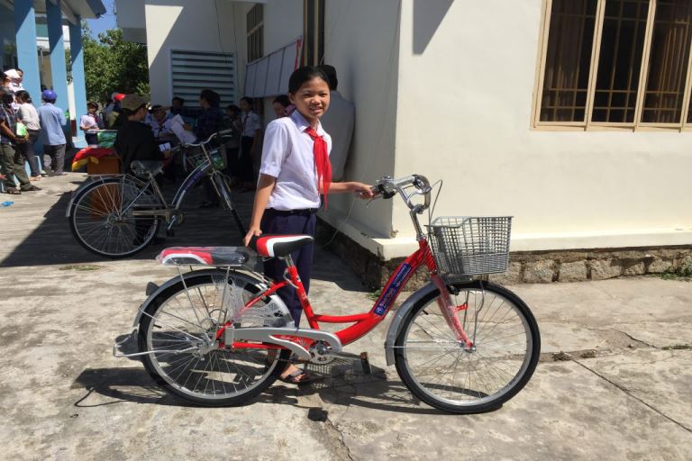 Vikoda presented 20 bicycles to needy and studious students of Khanh Hoa province