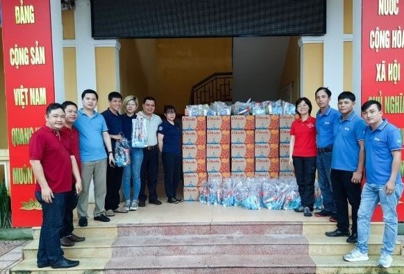 FIT Group proceeding to hand aid gifts to people in floodplain areas in Hue and Quang Tri