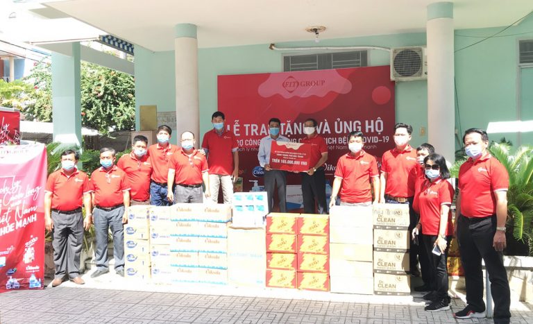FIT Group trao quà cho đại diện UBND TP. Nha Trang