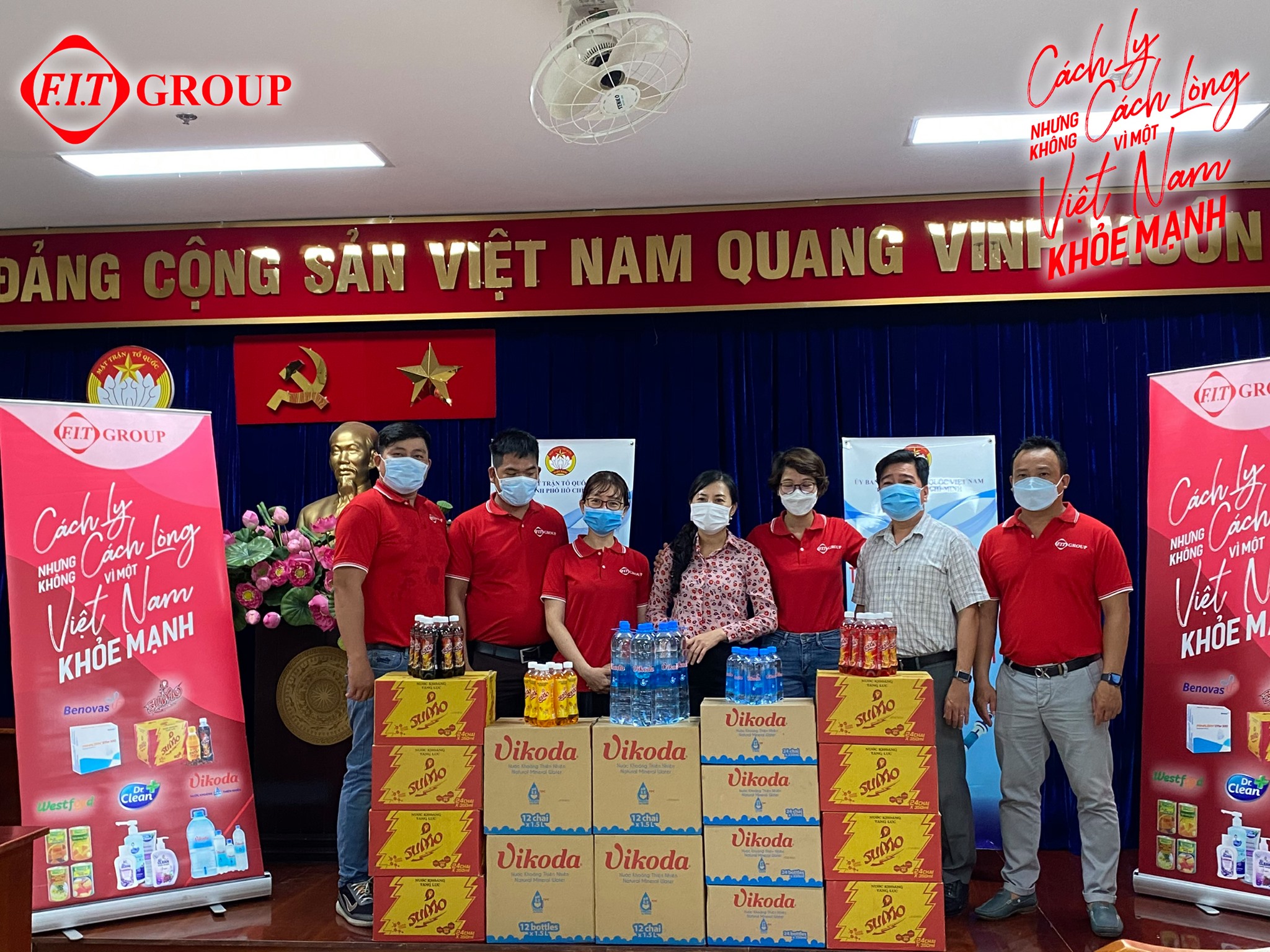 i diện FIT Group trao quà cho Ủy Ban Mặt Trận Tổ Quốc Việt Nam TP. Hồ Chí Minh