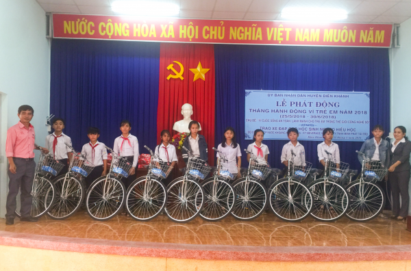 FIT Beverage present 20 bikes to poor but studious students in Khanh Hoa Province