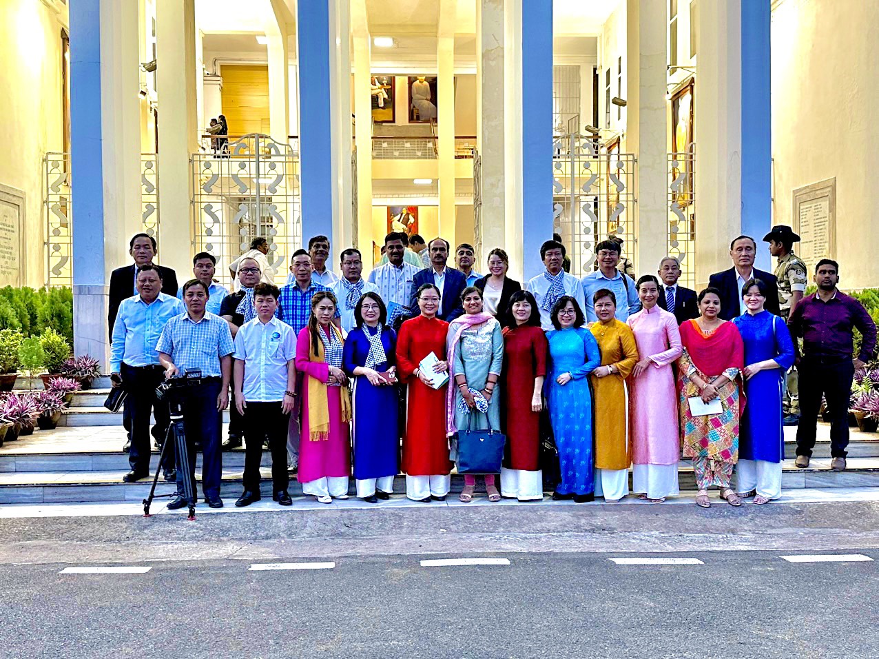 The leadership team of DCL, along with the Vinh Long province trade promotion delegation, conducted a business trip to India and Sri Lanka