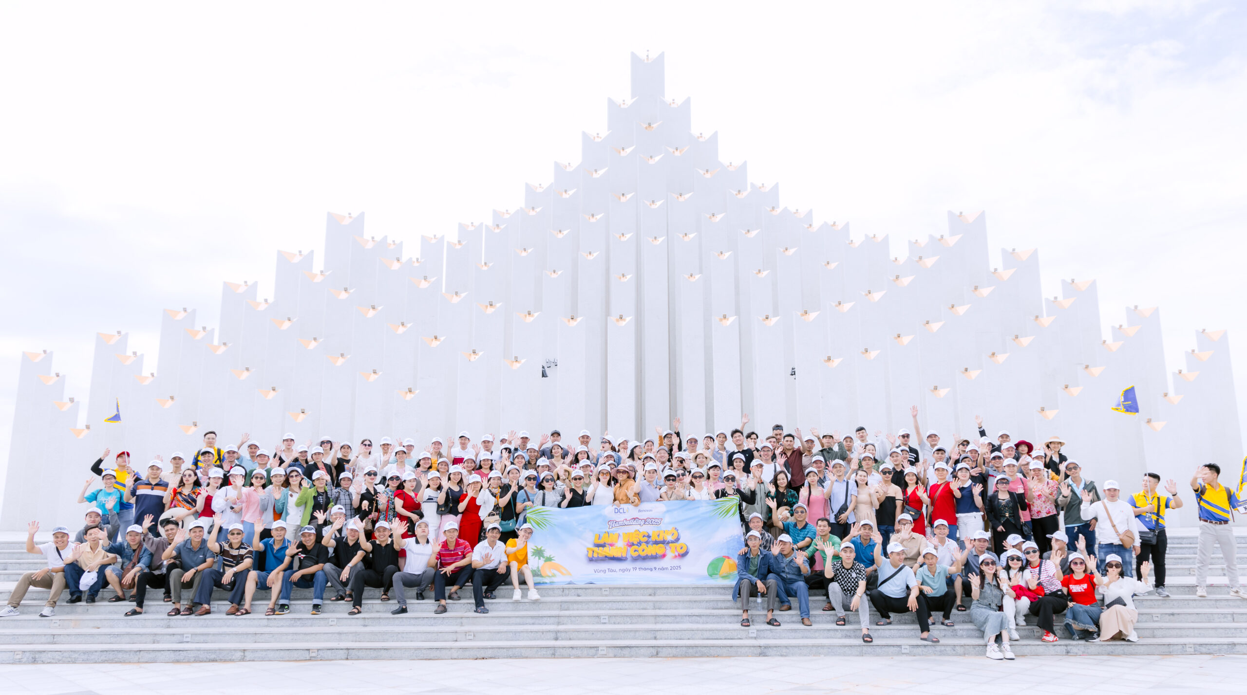 Làm việc khó, Thành công to – Teambuilding gắn kết CBNV DCL